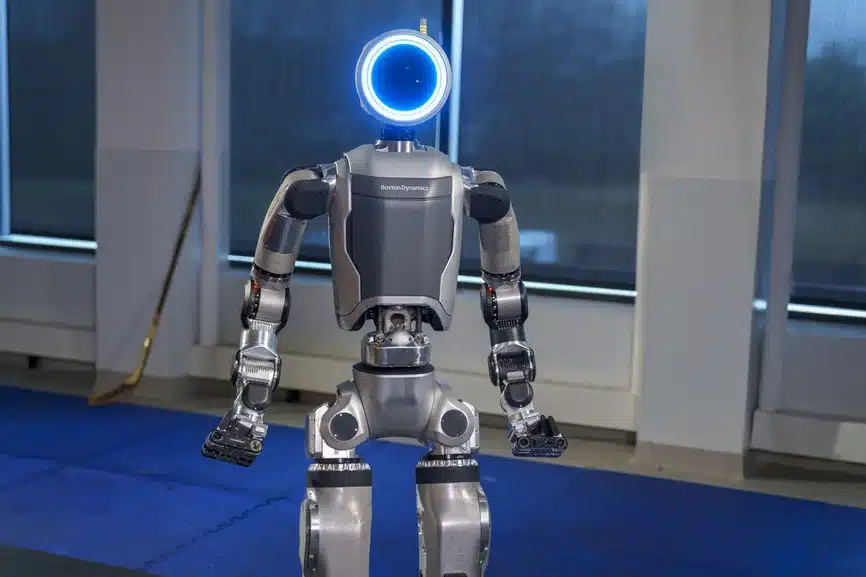 humanoid-robot-with-circular-light-in-the-location-of-the-head atlas entreprenerdly