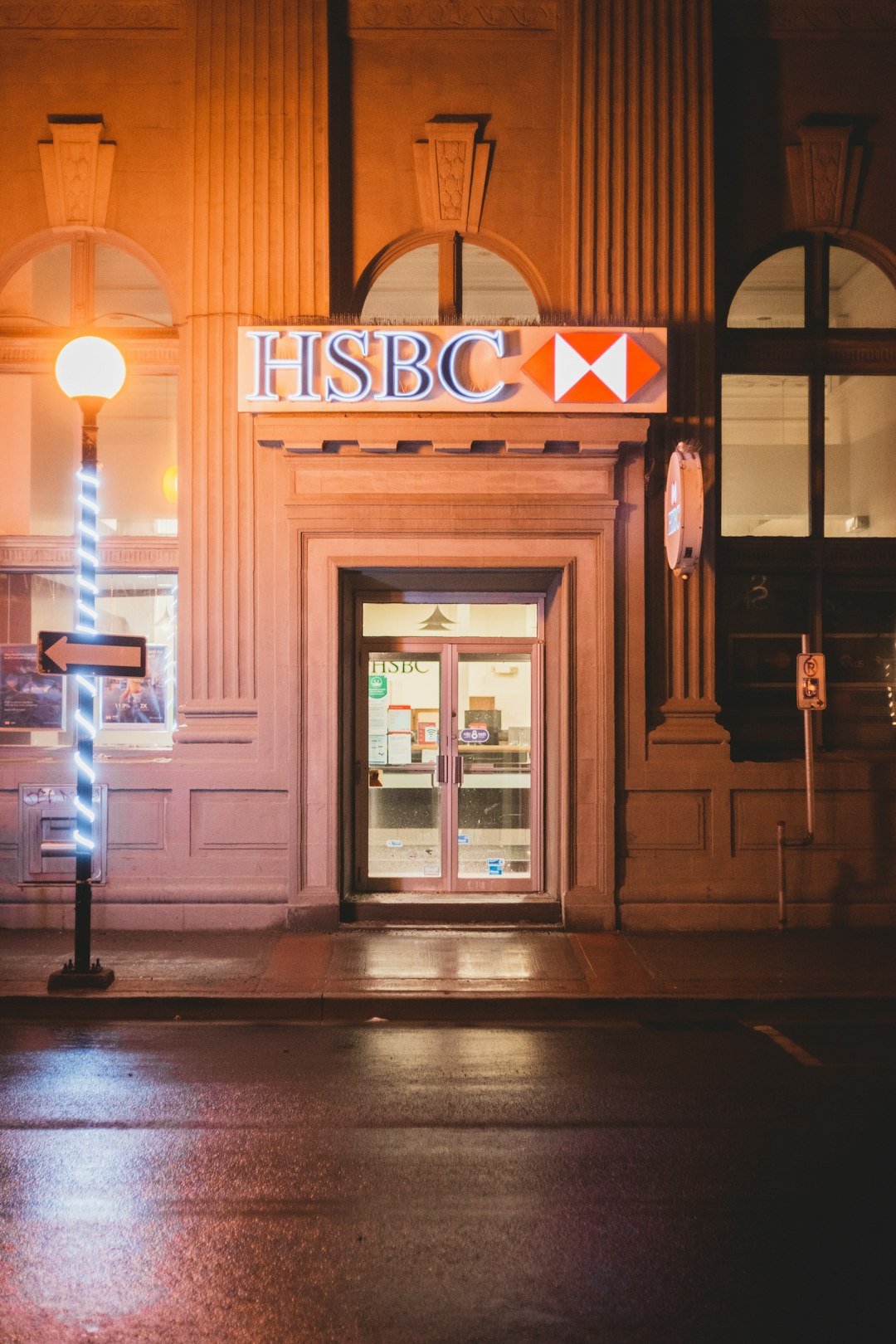 HSBC Exceeds Profit Expectations and Announces $2 Billion Buyback Plan