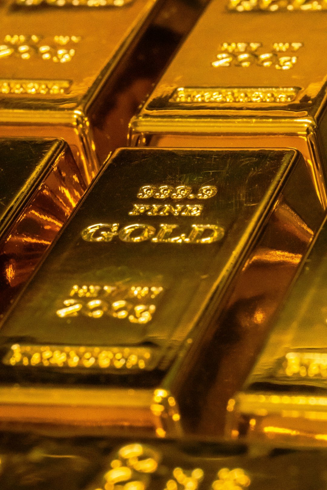 Gold Prices Surge to New Heights Amid Fed Uncertainty and Trade Tensions