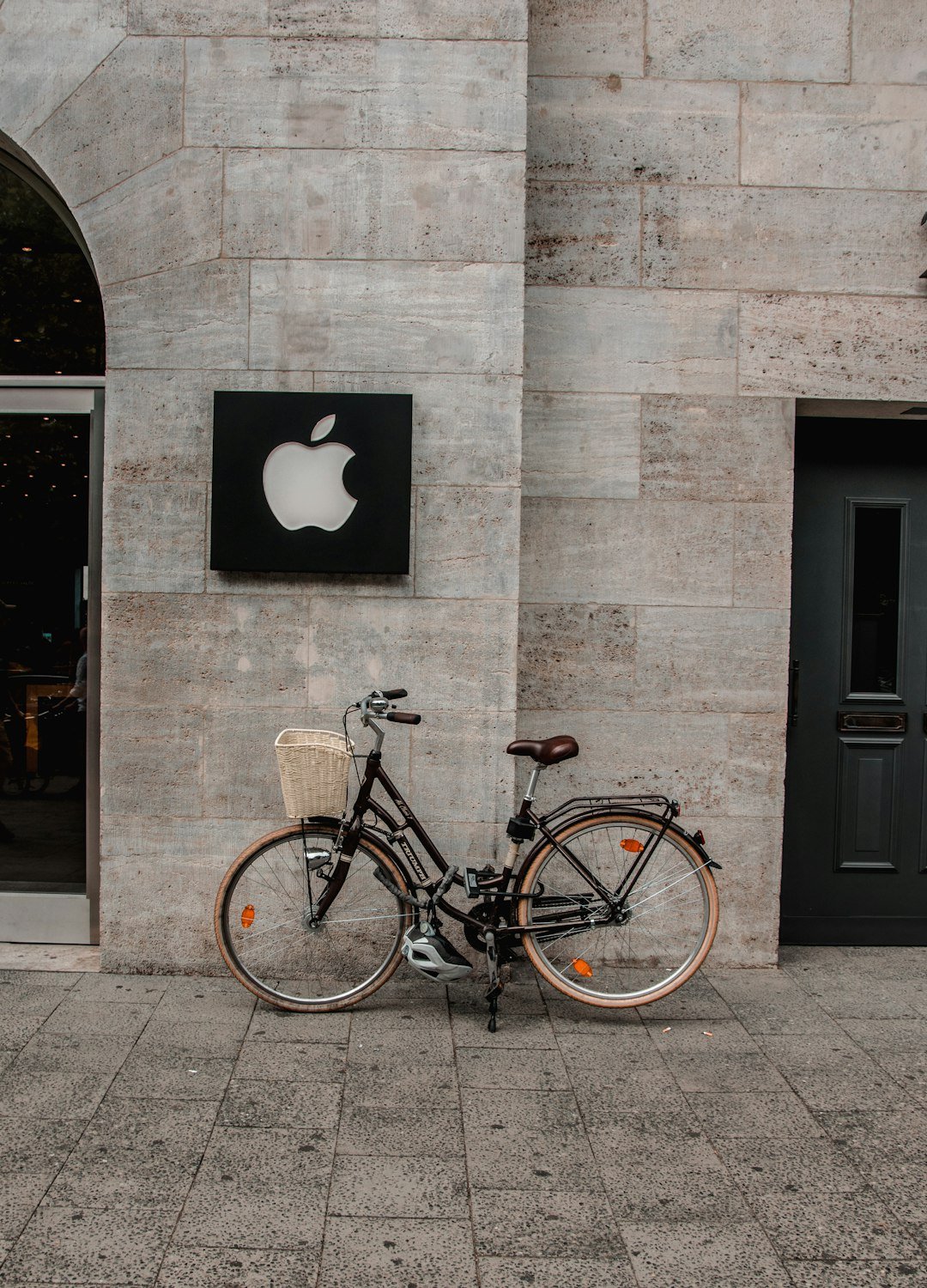 Chinese Retailers Slash iPhone 16 Prices Ahead of Major Shopping Festival