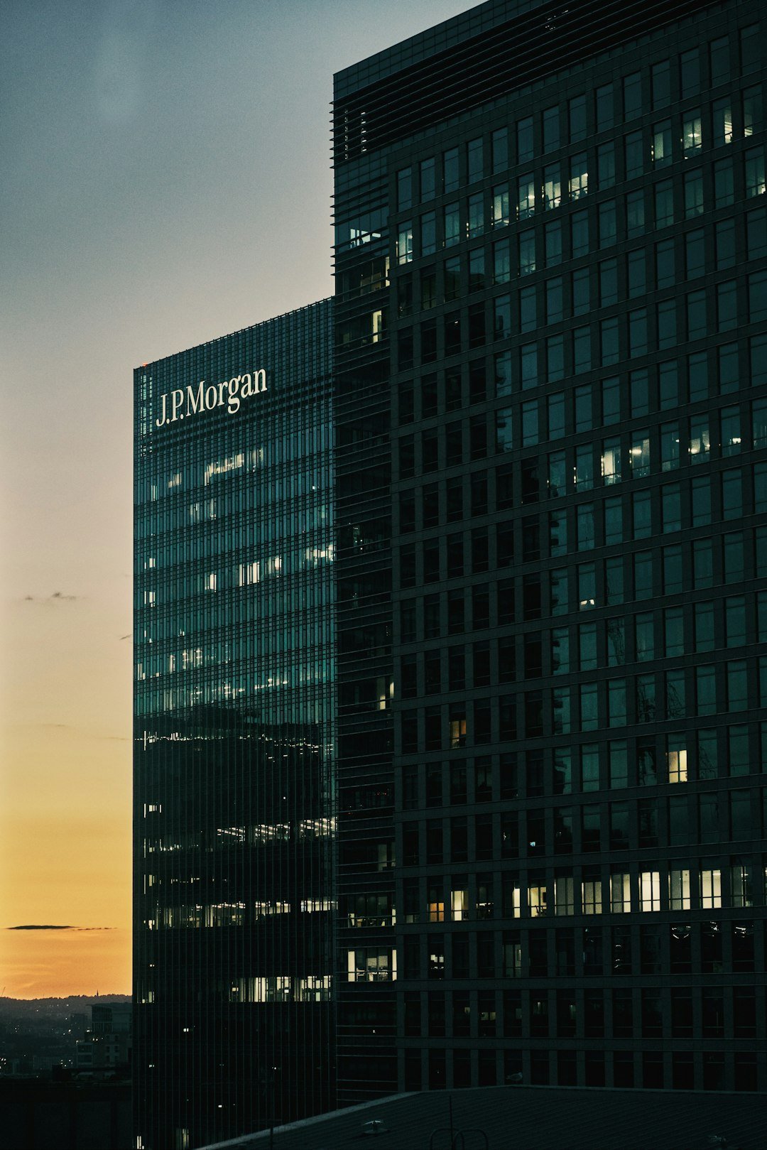 JPMorgan Takes a Cautious Stance on U.S. Stocks as Geopolitical Risks Mount