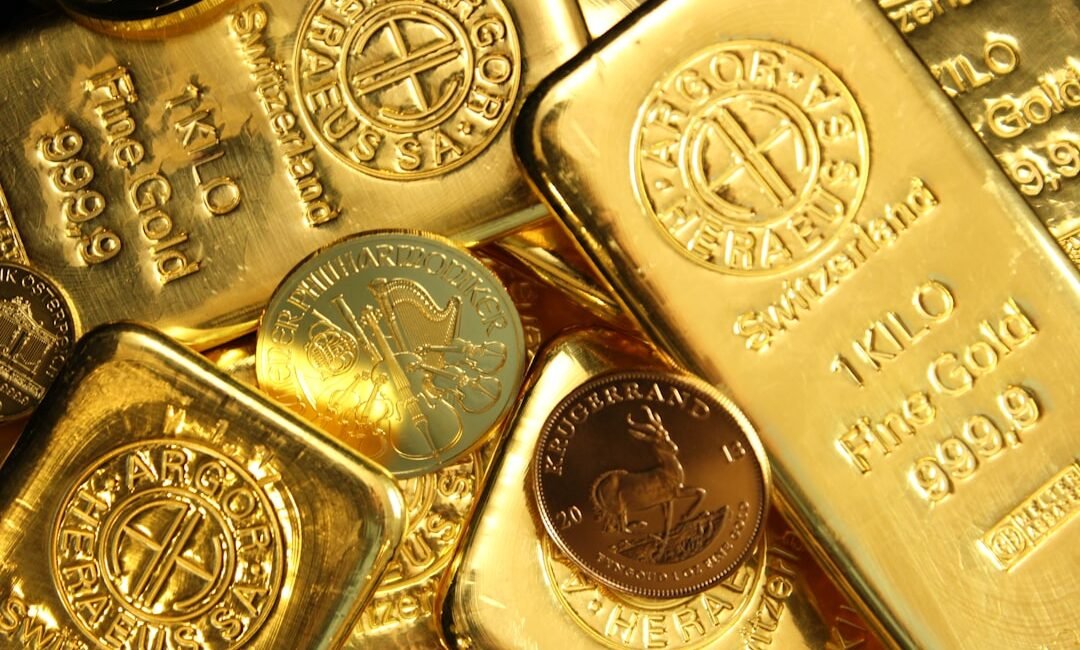 Gold Holds Steady Despite Slight Dip, Geopolitical Tensions Persist