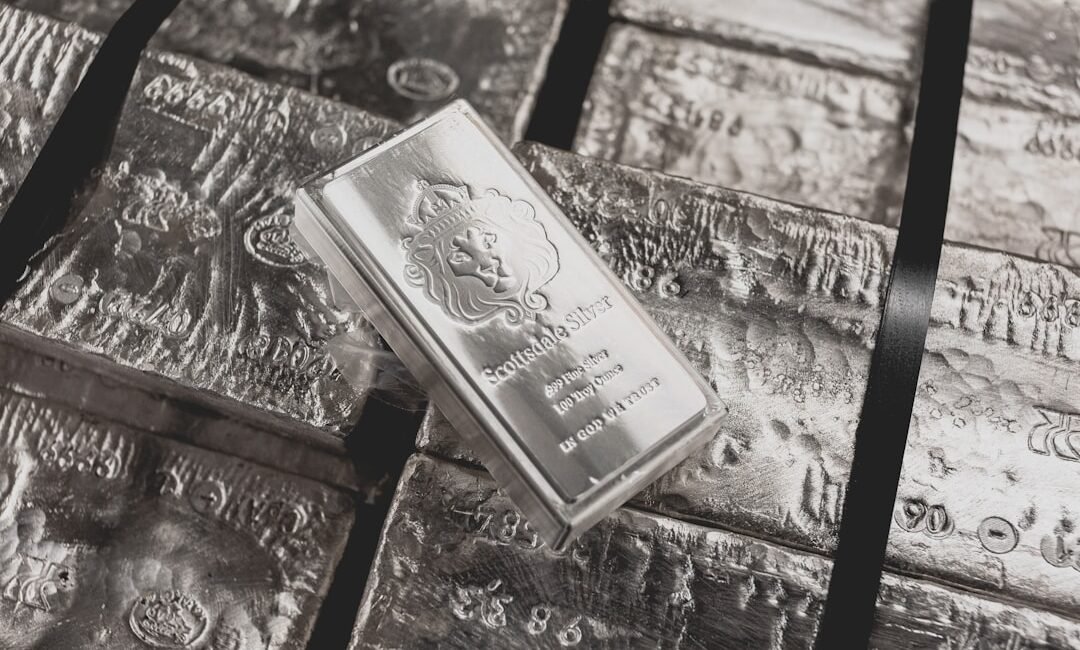 Gold Prices Decline While Platinum Reaches Ten-Year High Driven by Supply Shortages