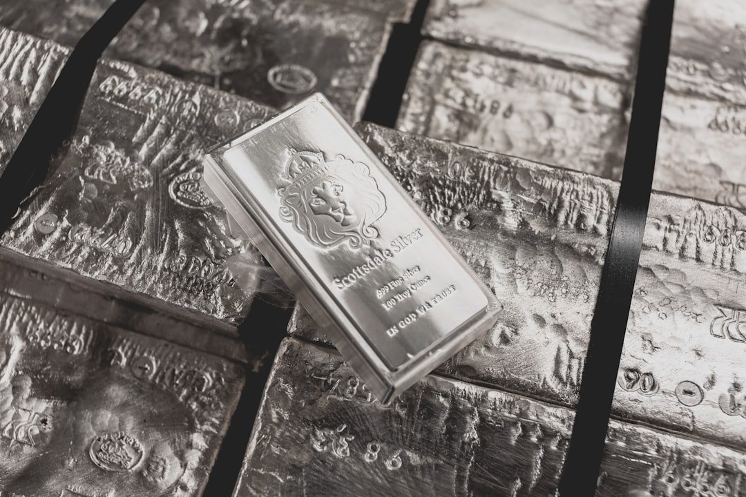 Gold Prices Decline While Platinum Reaches Ten-Year High Driven by Supply Shortages