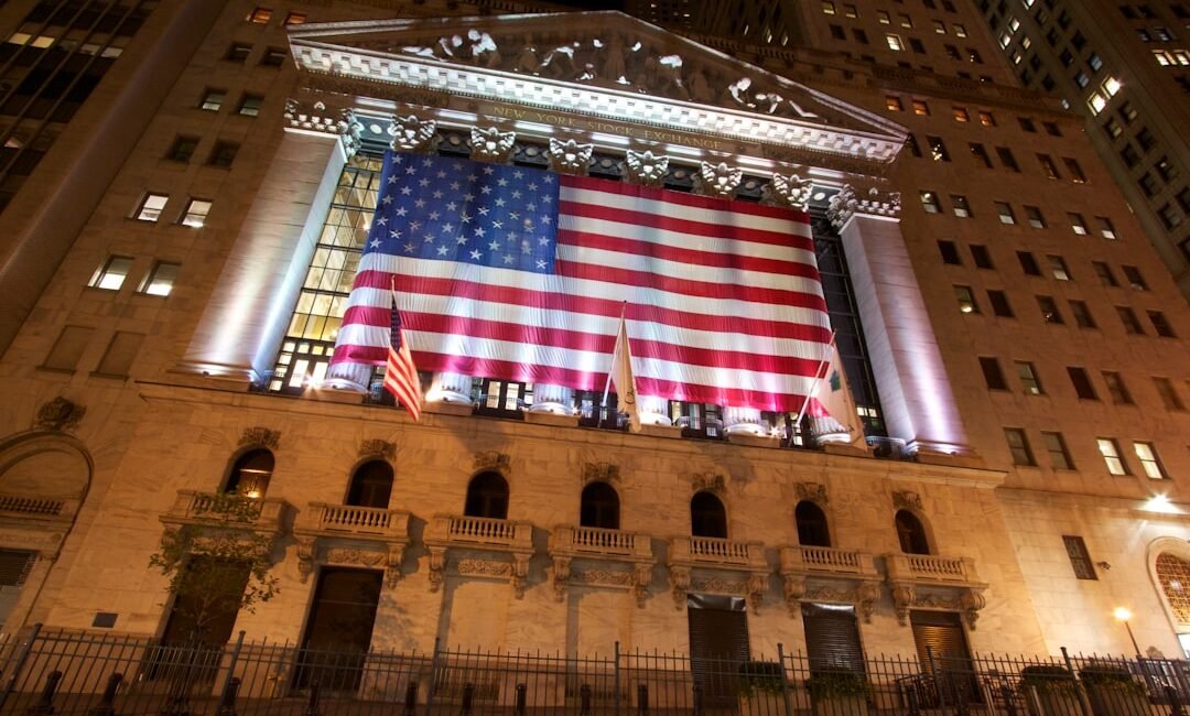 U.S. Stock Markets Surge as Geopolitical Tensions Ease and Fed Signals Dovish Outlook