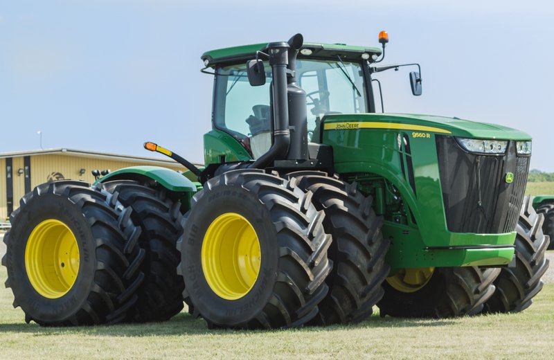 Truist Remains Bullish on Deere, Highlights Brazilian Expansion for Long-Term Growth