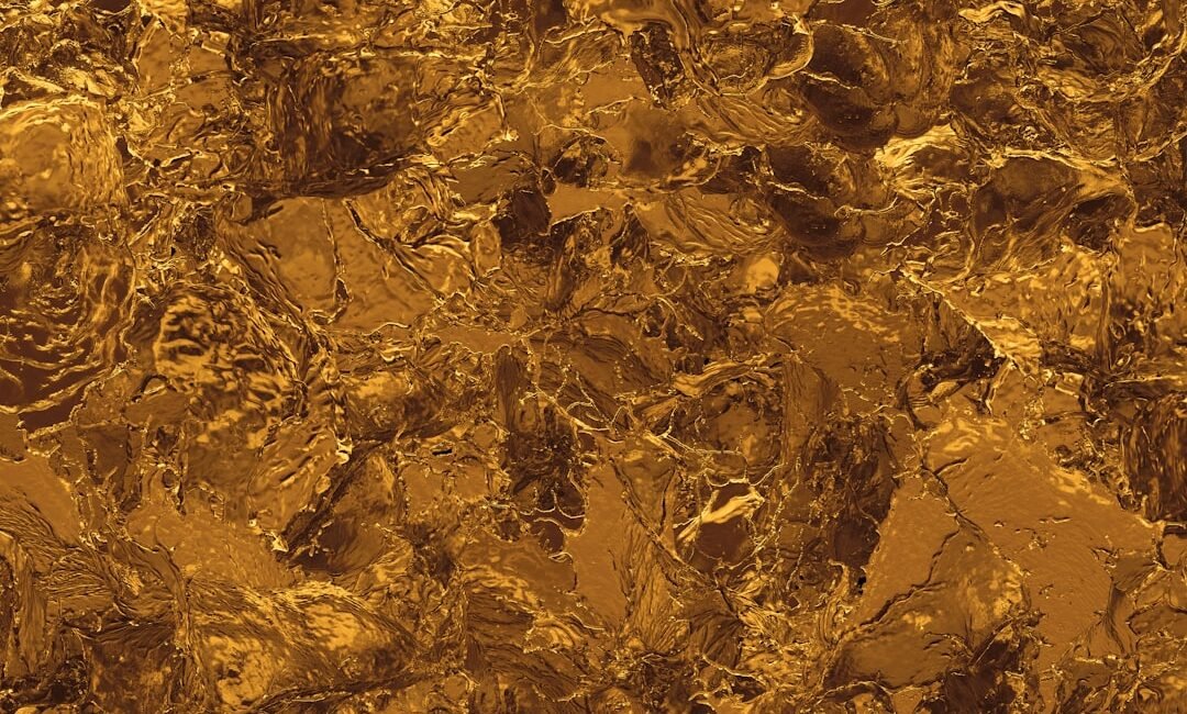 Gold Prices Retreat as Strong Payrolls and Tariff Delays Impact Demand